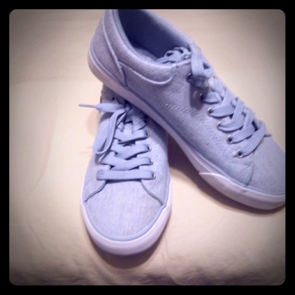 Women's tennis shoes